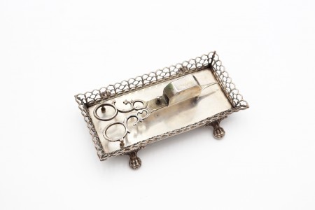 Bandeja e tesoura de morrões em prata lisa com gradinha recortada